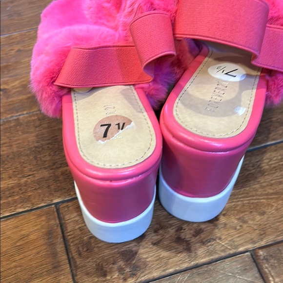 Fuzzy Pink platform sandals 7.5 - Picture 4 of 5